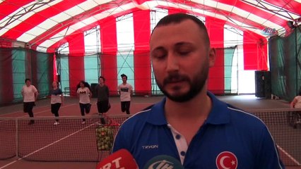 Engellerini sporla aşan minik tenisçiler