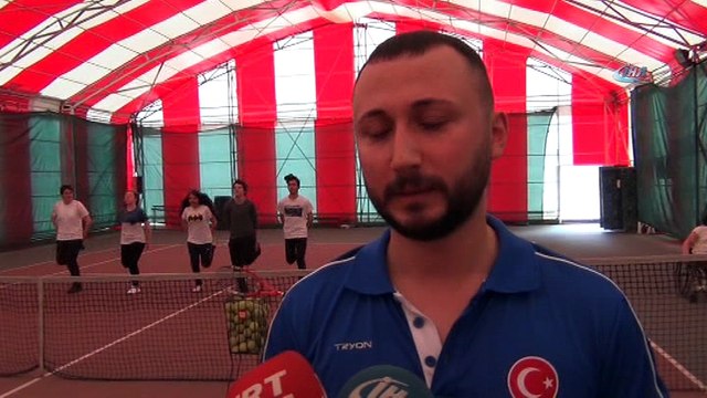 Engellerini sporla aşan minik tenisçiler