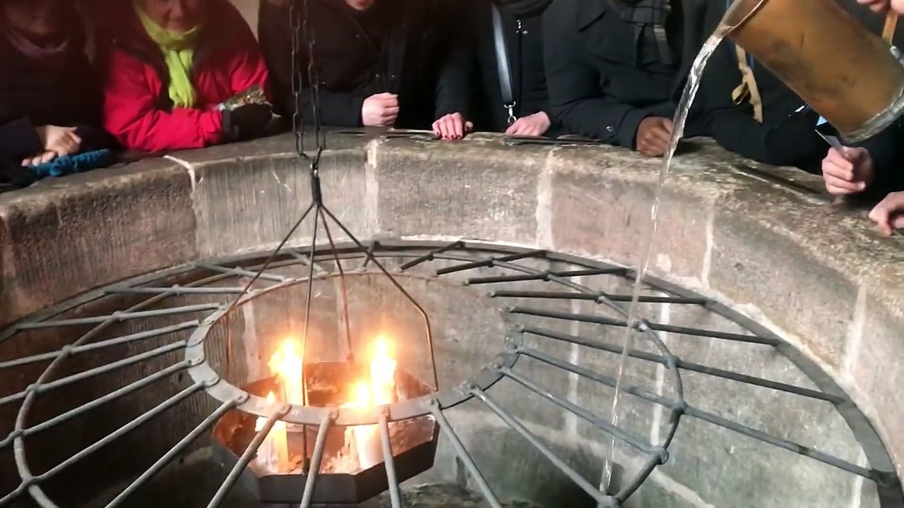 Verser de l'eau dans un puits de 50 mètres