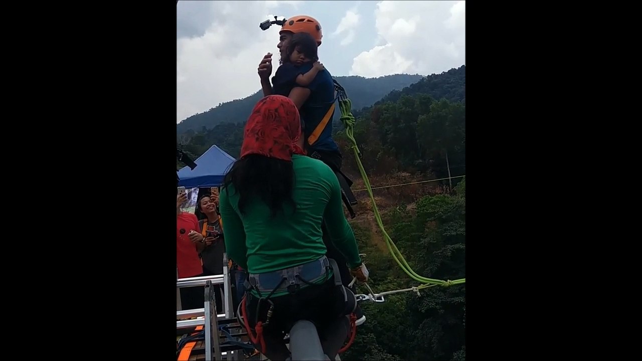 Il fait du saut à l'élastique avec sa fille de 2 ans dans les bras et soulève l'indignation des internautes
