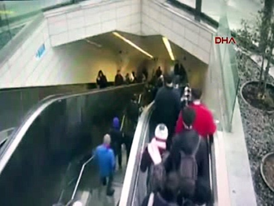 METRONUN YÜRÜYEN MERDİVENİN ÇÖKME ANI KAMERADA