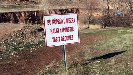 Köylülere kızan sürücüler, araçlarıyla dereden geçti