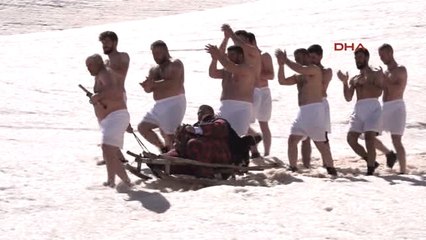 Hakkari-Obeziteye Dikkat Çekmek İçin Kar Banyosu Yaptı