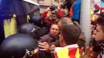 LOS MOSSOS CARGAN CONTRA LOS MANIFESTANTES EN BARCELONA