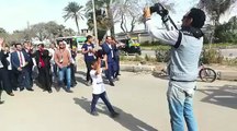 بالجلابية.. مصري يرقص على أنغام الأغاني الوطنية احتفلا بعرس الانتخابات