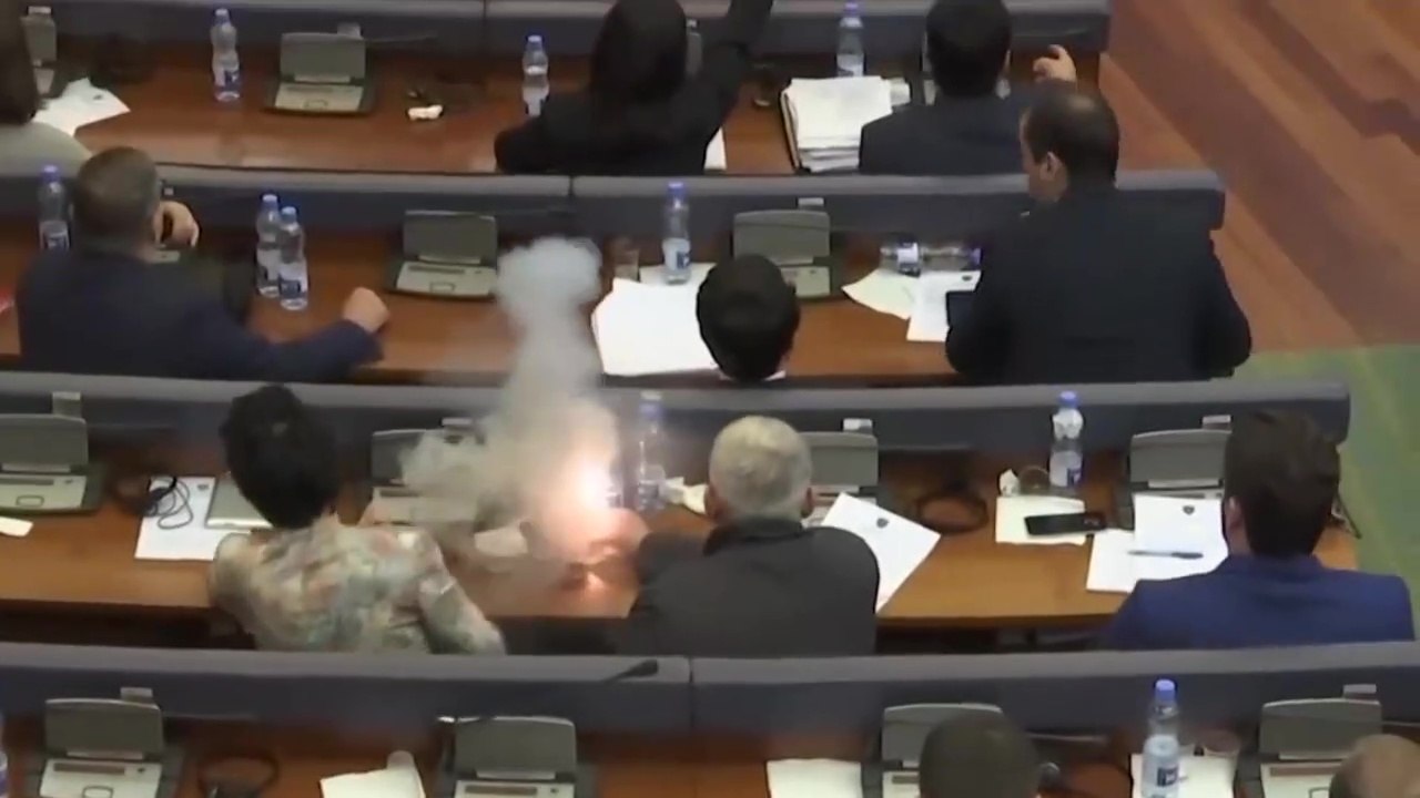 Un député balance des gaz lacrymogènes pour empêcher un vote au Parlement