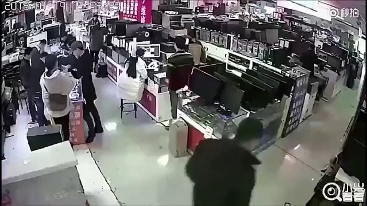Kafshon baterinë e telefonit, i shpërthen në fytyrë