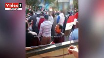 قارئ يشارك بفيديو لاحتشاد المواطنين أمام لجنة مدرسة أبن خسرو بالحى السابع