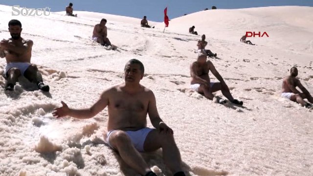 Obeziteye dikkat çekmek için kar banyosu yaptı