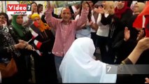 عجوز تحتفل رقصا على أنغام تسلم الأيادى أمام لجنة بالأميرية