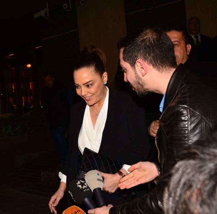 Ebru Gündeş, Reza Zarrab Sorularını Duyunca Gülümsedi