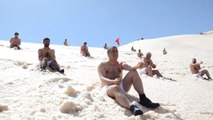 Hakkari'de Dağa Çıkan Türkücü Aydın Aydın, 2 Bin 800 Rakımda Kar Banyosu Yaptı