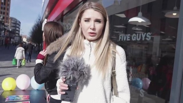 Allah Eşcinsel' Yazılı Bildiriler Dağıtan Aşırı Sağcı Kadın Ömür Boyu İngiltere'ye Giremeyecek