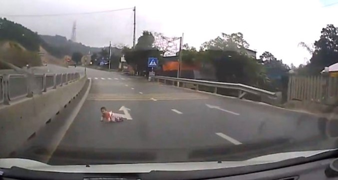 Emekleyerek Karşıdan Karşıya Geçmeye Çalışan Bebek Korku Dolu Anlar Yaşattı