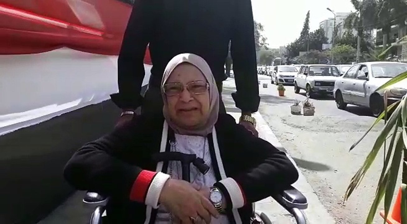 مسنة تدلى بصوتها على كرسى متحرك بمصر الجديدة
