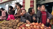 Dünyanın En Özel Pazarcıları Meyve Sebze Sattı