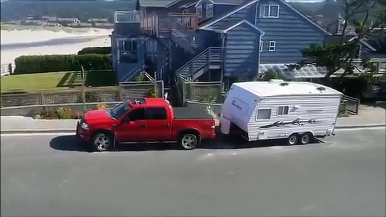 Faire un demi-tour avec sa caravane quand on sait pas conduire, c'est pas facile !
