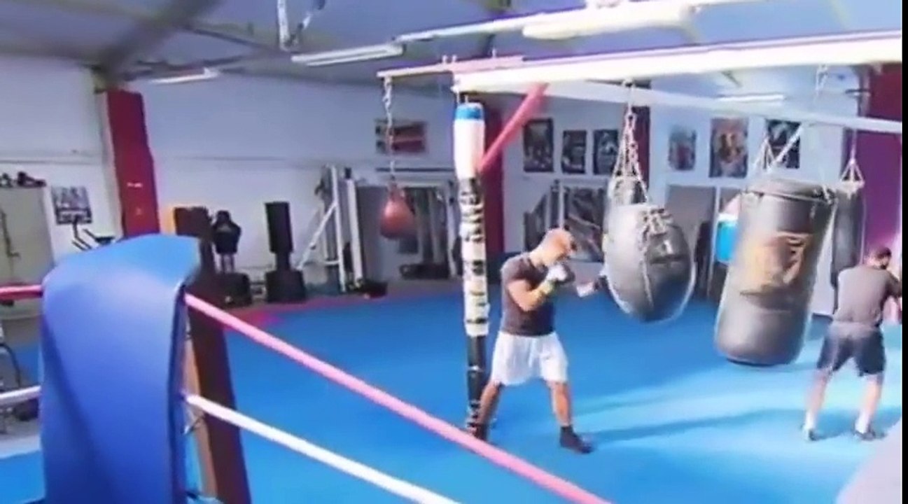 Holly küsst Chico schon wieder...mp4 - Lustige Videos