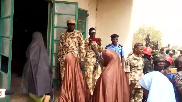 Nigeria: une centaine d'écolières rendues à leurs familles