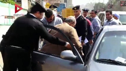 رجال الأمن يحملن رجلا من ذوي الاحتياجات الخاصة لمساعدته على الإدلاء بصوته