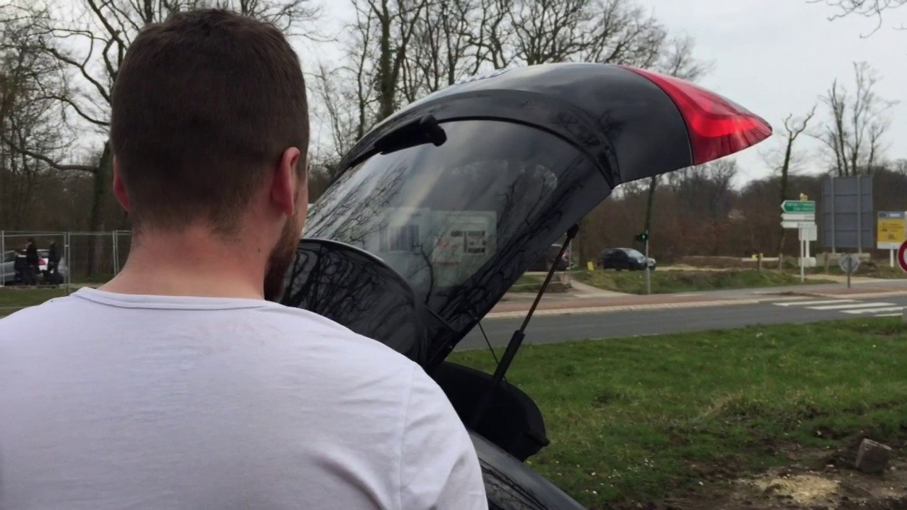 "Je sais que ce n'est pas bien mais c'est ma bulle." Diego consomme du cannabis au volant malgré les dangers