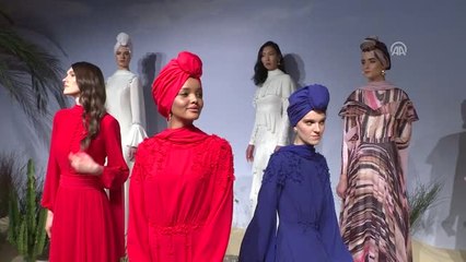 Tesettürlü Top Model Podyuma Çıktı