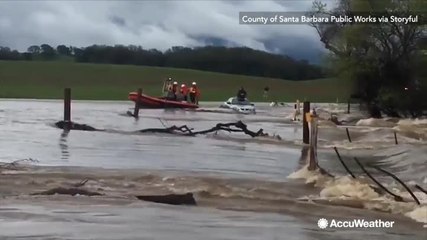 下载视频: Raging floods trap cars in California