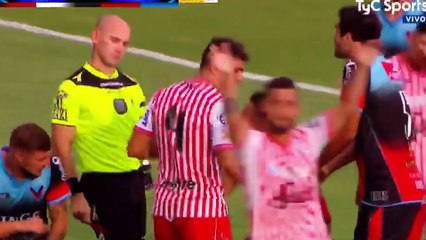 Expulsé après un coup de pied en plein tête