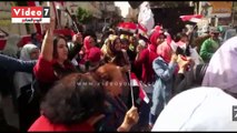مسلمون وأقباط يرقصون أمام لجان دوائر انتخابات الزيتون