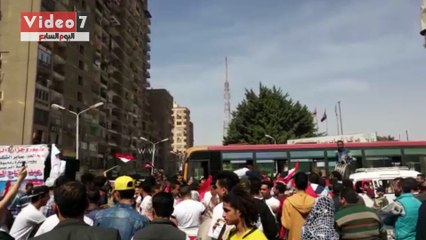 مسلمون وأقباط يحتفلون أمام لجان الانتخابات الرئاسية بالزيتون