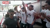 شباب يرقصون على أنغام الأغانى الوطنية أمام لجان جاردن سيتى