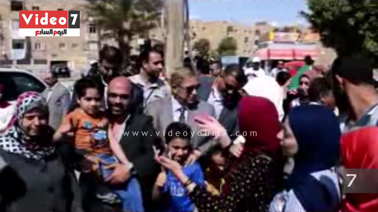 محافظ الإسماعيلية يدلى بصوته بلجنة مدرسة الشهيد...