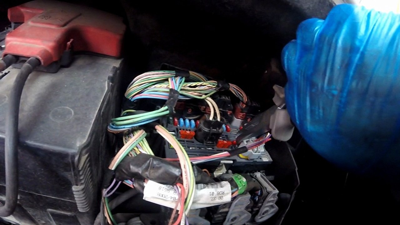 Comment  changer un fusible de moteur  lave glace avant d'un Citroen Picasso C4  de 2008