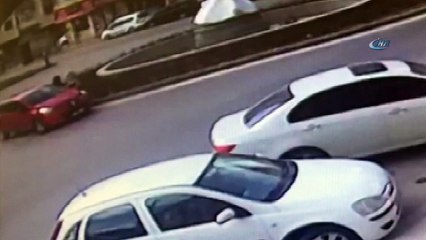 Kadın sürücü aracını kavşağa park edip alışverişe gitti