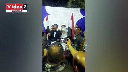 بالفستان وبدلة الفرح.. عروسان يدليان بصوتيهما فى المنوفية