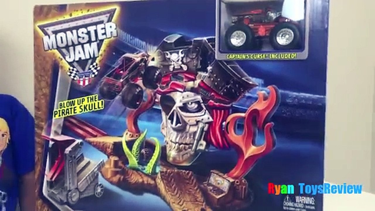 Hot Wheels Monster Jam Pirate TakeDown Toy Cars