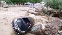 Il tente de traverser une route inondée... Mauvaise idée