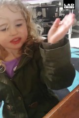 Cet fille fait coucou à une abeille qui va lui repondre