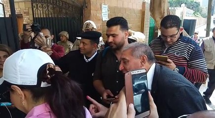 شريف عبد المنعم نجم الأهلي السابق يقبل يد سيدة مسنة