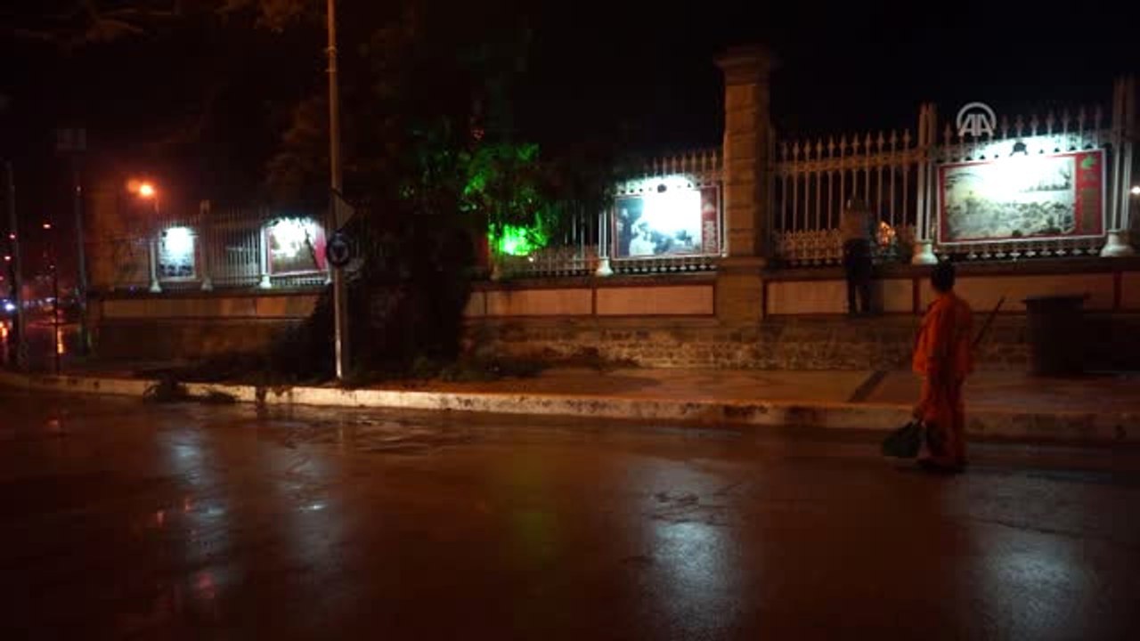 Sağanak Etkili Olmaya Devam Ediyor - 15 Metrelik Çam Ağacı Devrildi