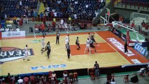 Basket  il rate volontairement un lancer franc pour donner une victoire miraculeuse à son équipe !