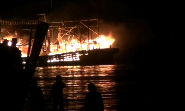 Kapal Penangkap Ikan Terbakar Saat Sedang Sandar di Dermaga