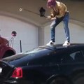 Le rappeur Lil Pump brise la vitre d’une Rolls Royce.