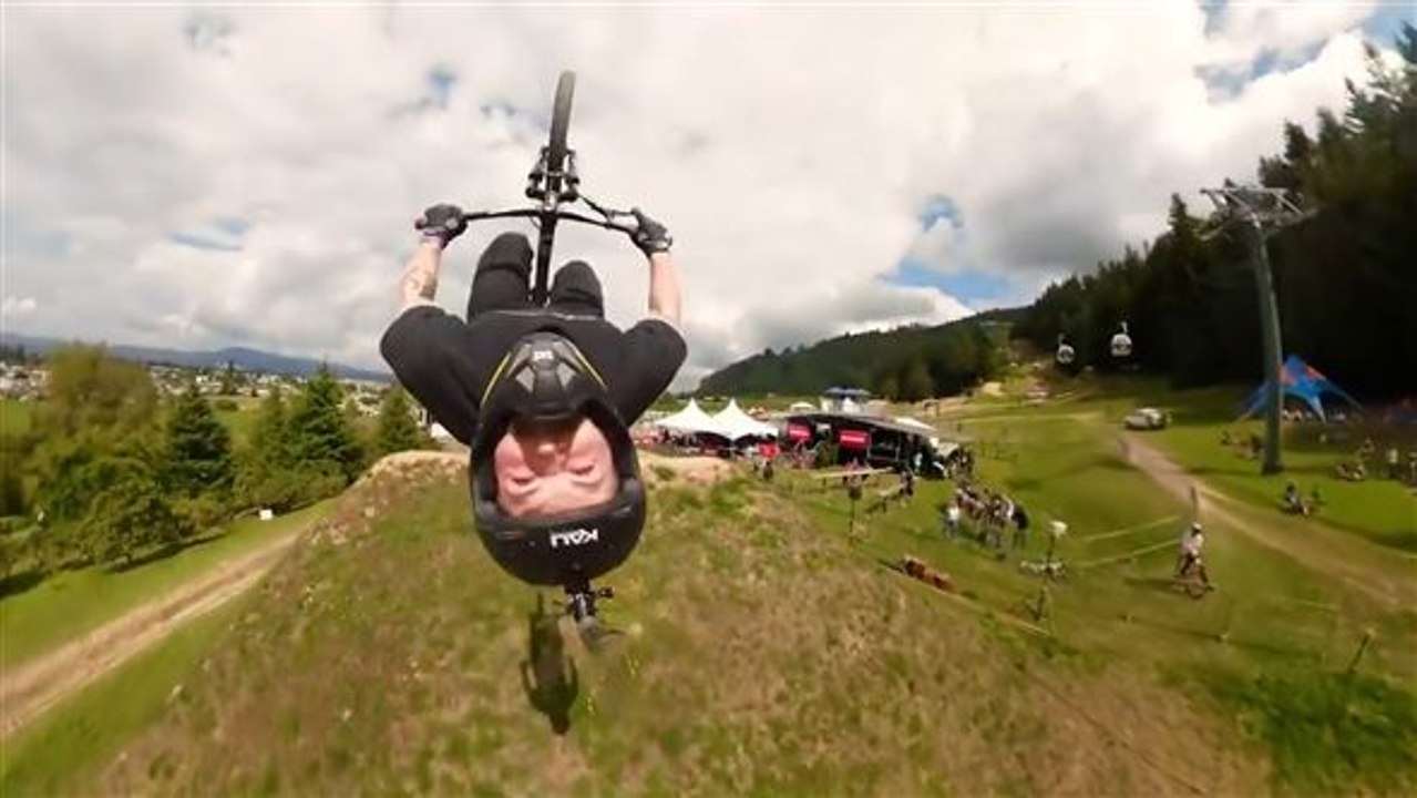 Pures adrenalin: spektakuläre mountainbike-abfahrt