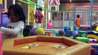 Bermain Bola warna warni empuk di Playground Teras Kota - Fun Indoor Playground