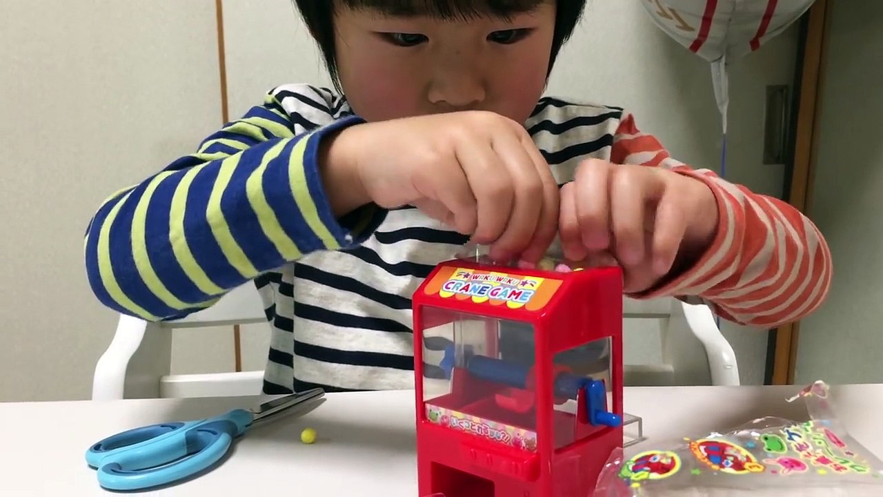 わくわくクレーンゲーム【がっちゃん5歳】おもしろお菓子