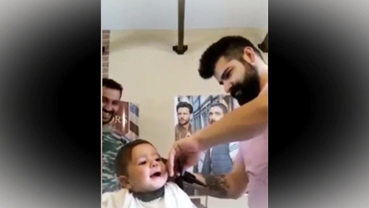 cute video of little baby really enjoying his very first haircut   //  vidéo mignonne de petit bébé appréciant vraiment sa première coupe de cheveux