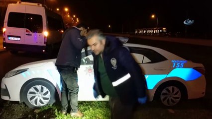 Скачать видео: Samsun'da Maket Trafik Polis Araçlarının Tepe Lambalarını Çaldılar