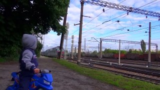 VLOG ЗИМНИЙ ДЕНЬ на станции МНОГО ПОЕЗДОВ/ Видео для детей про поезда