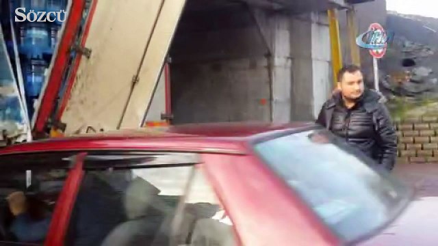 Zeytinburnu'nda kamyon alt geçide sıkıştı